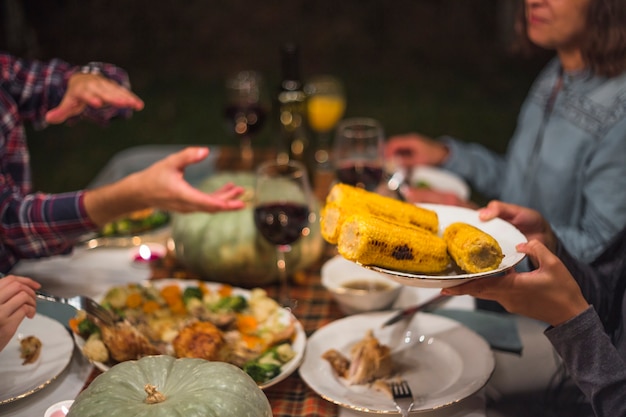 Humano dando callos cocidos a persona en cena familiar.