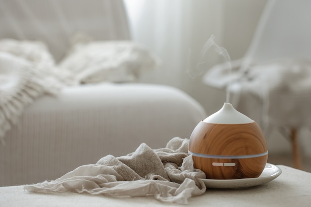 Humidificador difusor de aroma de aceite esencial que difunde artículos de agua en el aire.