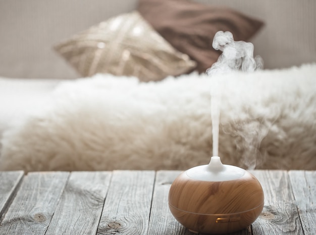 Foto gratuita humidificador en la mesa del salón.