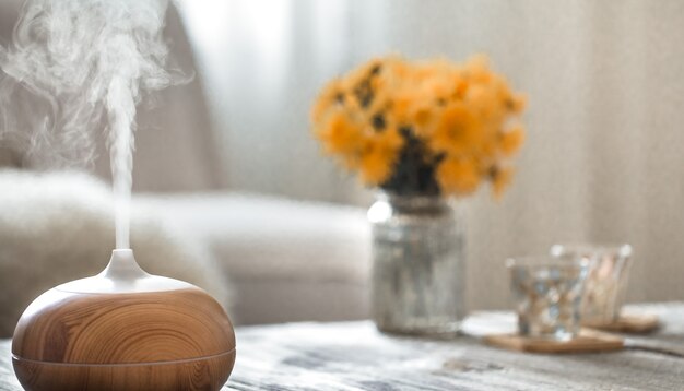 Humidificador en la mesa del salón.