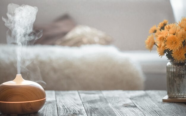 Humidificador en la mesa del salón.