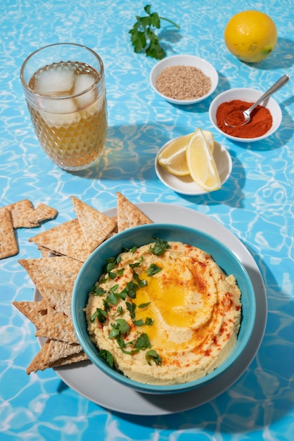 Hummus de ángulo alto y limón.