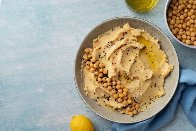 Hummus colorido y sabroso con ingredientes