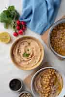 Foto gratuita hummus colorido y sabroso con ingredientes