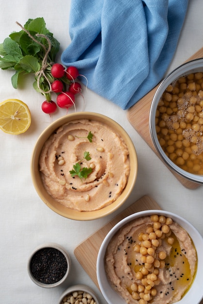 Hummus colorido y sabroso con ingredientes