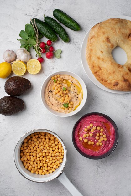 Foto gratuita hummus colorido y sabroso con ingredientes