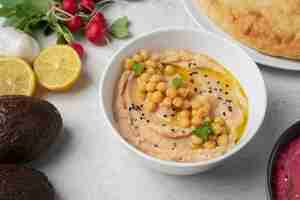 Foto gratuita hummus colorido y sabroso con ingredientes