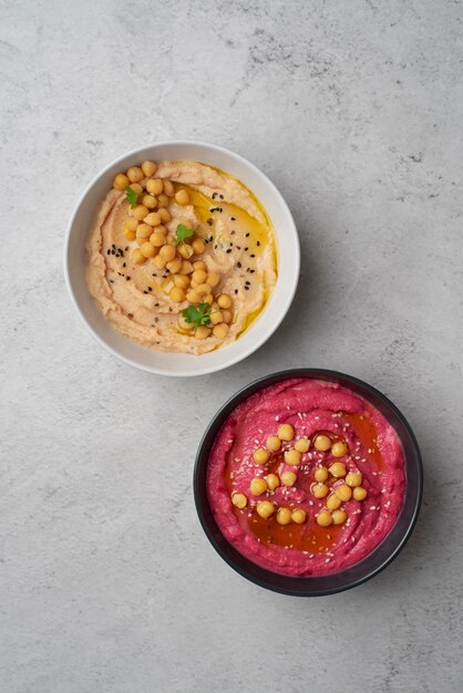 Hummus colorido y sabroso con ingredientes