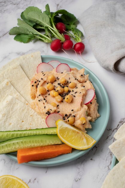 Hummus colorido y sabroso con ingredientes