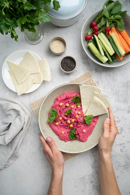 Foto gratuita hummus colorido y sabroso con ingredientes