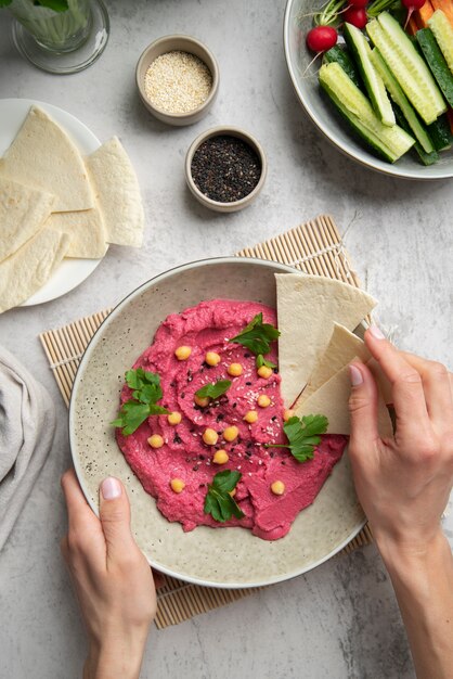 Hummus colorido y sabroso con ingredientes