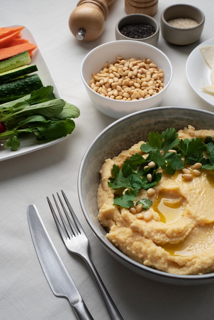 Foto gratuita hummus colorido y sabroso con ingredientes