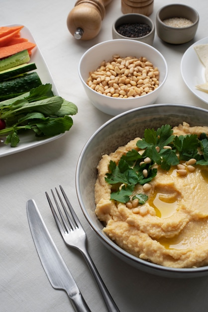 Hummus colorido y sabroso con ingredientes