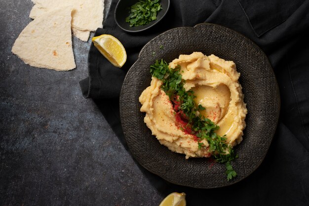 Hummus colorido y sabroso con ingredientes