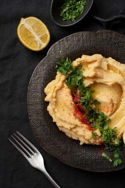 Hummus colorido y sabroso con ingredientes