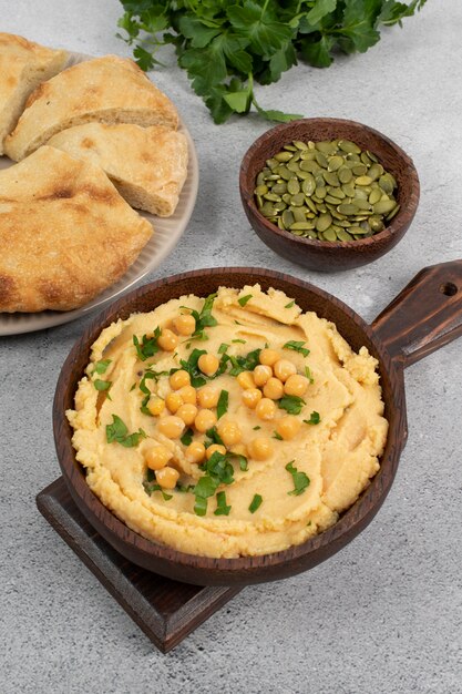 Hummus colorido y sabroso con ingredientes