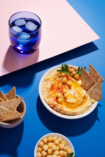 Hummus con galletas saladas de alto ángulo