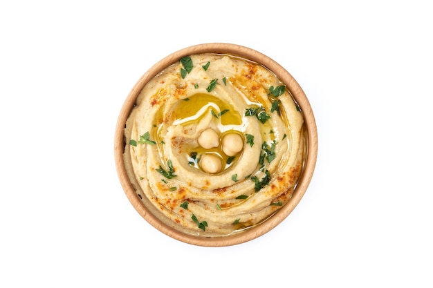 Hummus de garbanzos en un cuenco de madera adornado con pimentón de perejil y aceite de oliva aislado sobre fondo blanco Cerrar