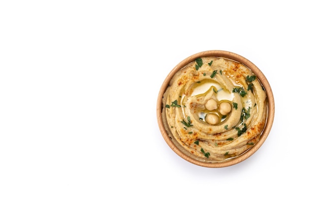 Hummus de garbanzos en un cuenco de madera adornado con pimentón de perejil y aceite de oliva