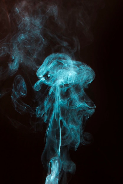 Foto gratuita humo azul extendido sobre fondo negro