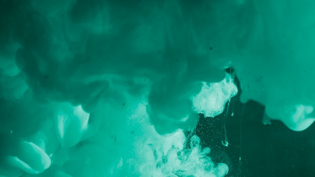 Foto gratuita humo azul intenso en líquido oscuro.
