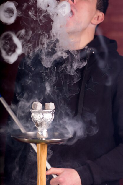 Humo de la cachimba sobre fondo oscuro