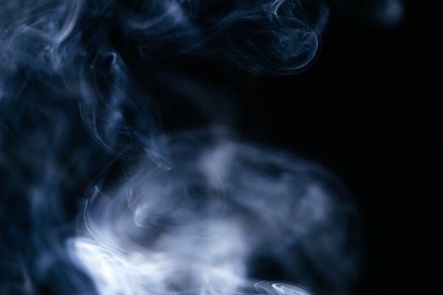 Foto gratuita humo ondulado azul sobre fondo negro