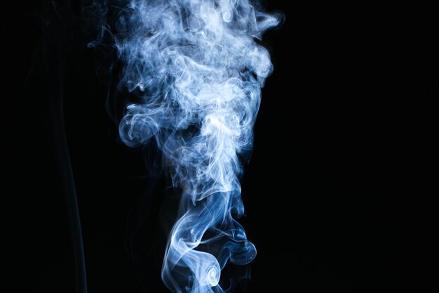 Humo ondulado azul sobre fondo negro