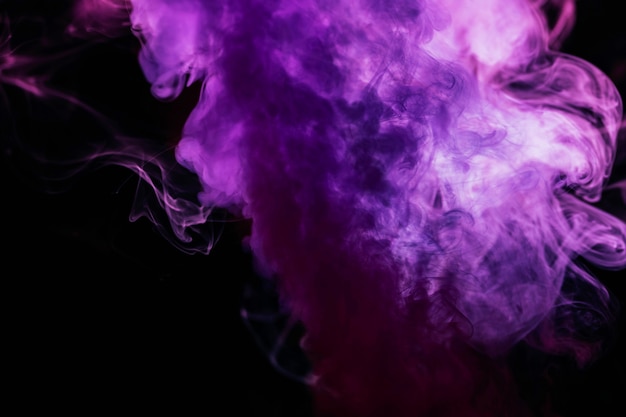 Humo ondulado morado sobre fondo negro