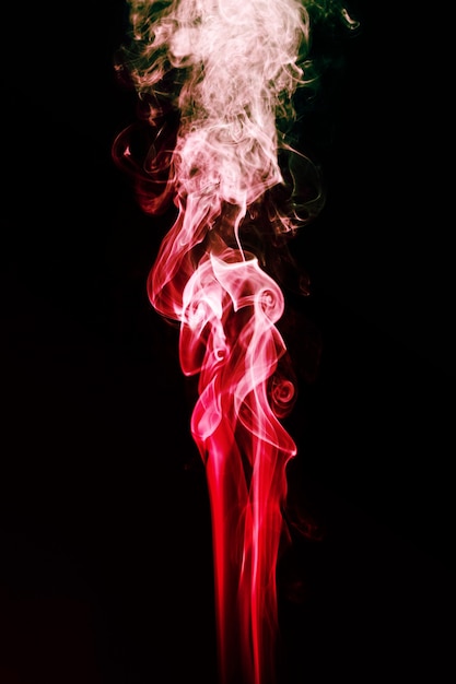 Foto gratuita humo ondulado rojo sobre fondo negro