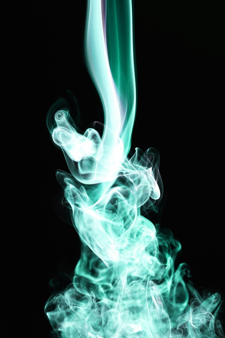 Foto gratuito humo ondulado verde sobre fondo negro