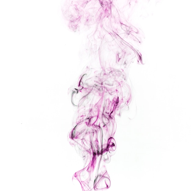 Foto gratuita humo púrpura sobre fondo blanco