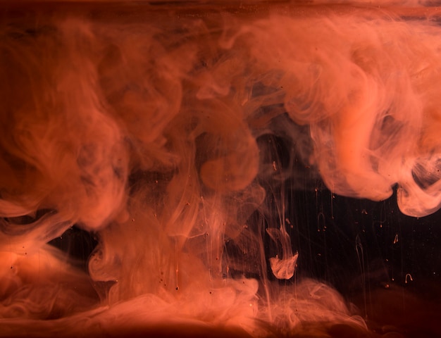 Foto gratuita humo rojo pesado abstracto en líquido oscuro