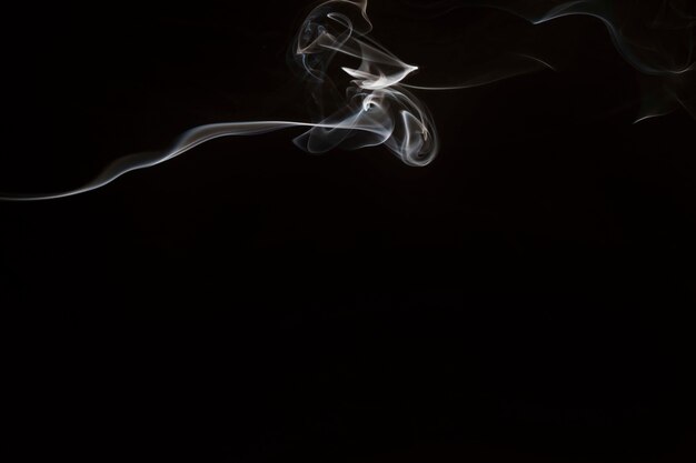 Humo de vapor aislado en un fondo negro