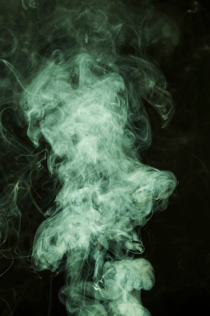 Foto gratuita humo verde extendido sobre fondo negro