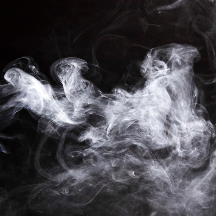 Foto gratuito humos de humo esparcidos sobre el fondo negro.