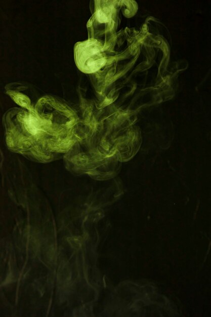 Humos de humo verde sobre fondo negro