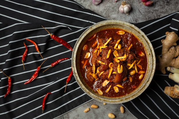 Hunglae curry con especias y carne de cerdo, comida local en el norte de Tailandia.