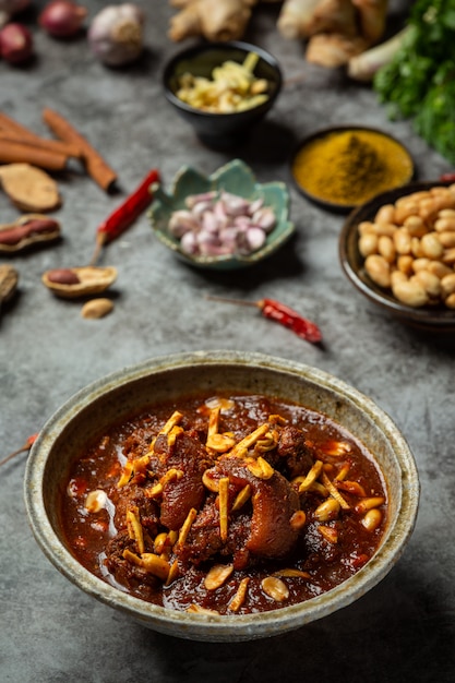 Hunglae curry con especias y carne de cerdo, comida local en el norte de Tailandia.