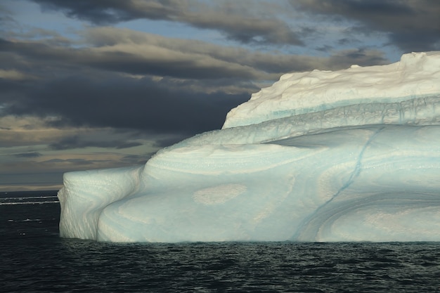 Iceberg con remolinos azules surrealistas en Paradise Harbour, Antártida