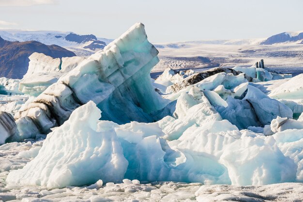 Icebergs flotando en la laguna glaciar Jokulsarlon en Islandia