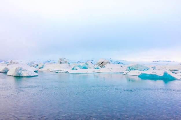 Foto gratuita icebergs en la laguna de los glaciares, islandia.