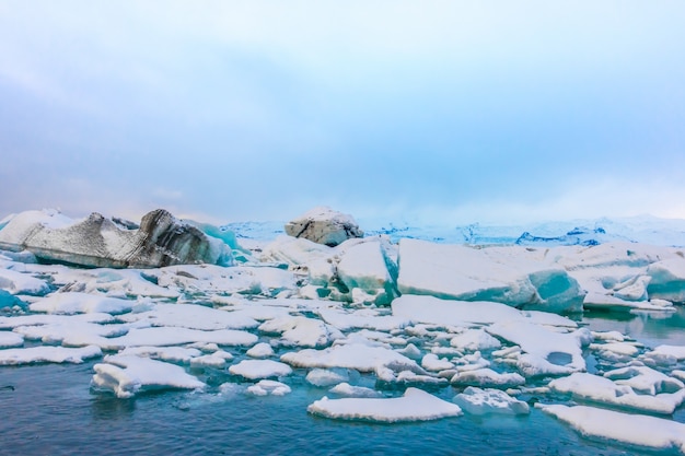 Foto gratuita icebergs en la laguna de los glaciares, islandia.