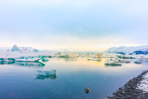 Icebergs en la Laguna de los Glaciares, Islandia.