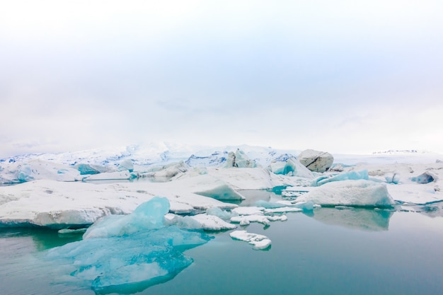 Foto gratuita icebergs en la laguna de los glaciares, islandia.