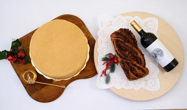 Icónico pastel de miel en capas ruso completo Pastel ruso Medovik con nueces en una tabla de madera oscura
