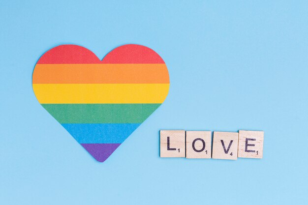 Icono de corazón LGBT y palabra amor en bloques de madera