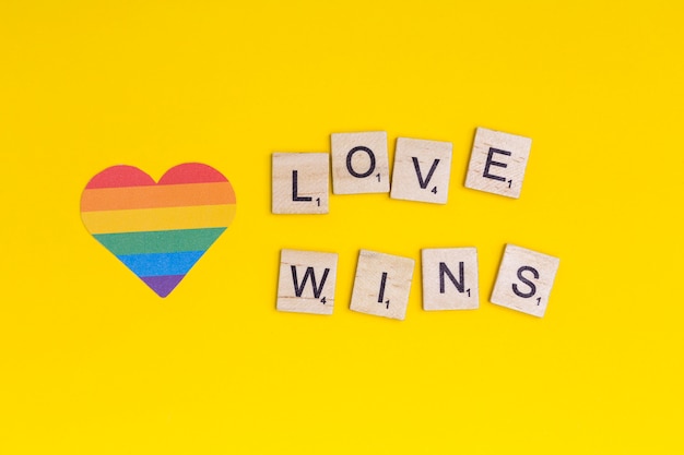 El icono del corazón LGBT y la palabra amor gana en bloques de madera