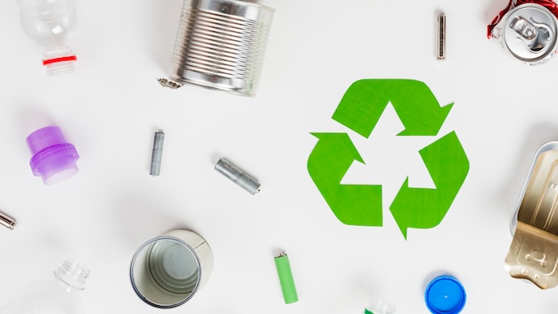 Icono de reciclaje alrededor de la basura diferente.