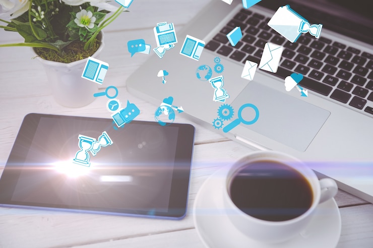 Foto gratuito iconos flotando con dispositivos tecnológicos de fondo